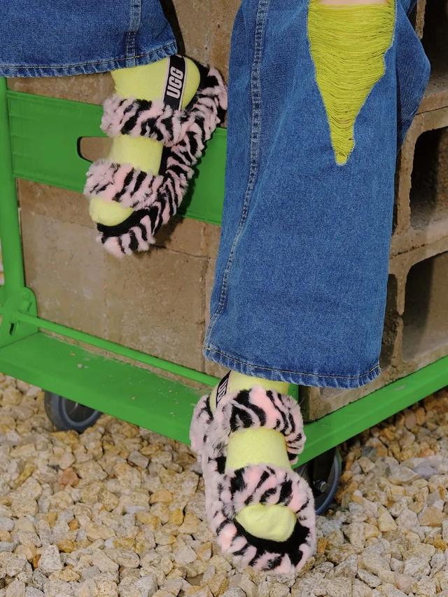 去海边穿什么鞋子合适，去海边沙滩穿什么鞋最合适（今夏最火的4双新鞋）