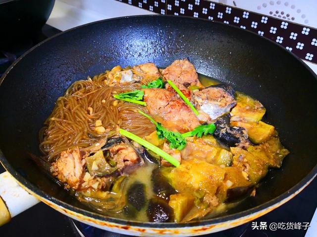 炸好的鱼怎么炖好吃又简单（鲅鱼和这2样食材一起炖）