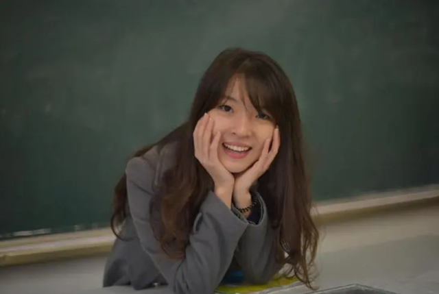 班主任出嫁男生堵门，班主任要结婚了需要随礼吗（全班十几个男生集体爬墙堵门）