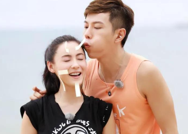 张柏芝三胎是谁的，争执一个钟全家被赶下机