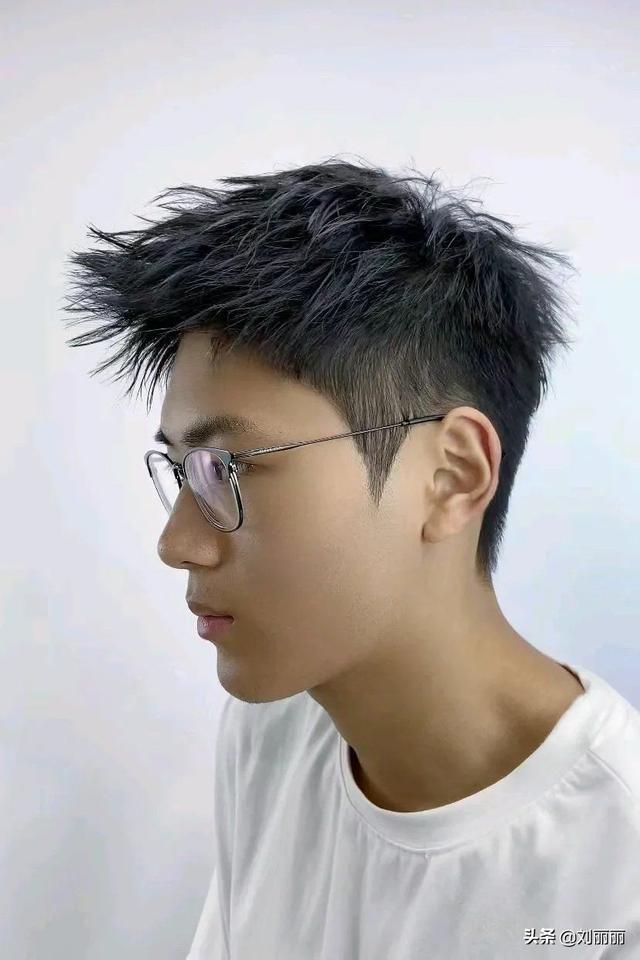 短头发怎么扎，两侧铲短pk男士碎发（短头发怎么扎起来）