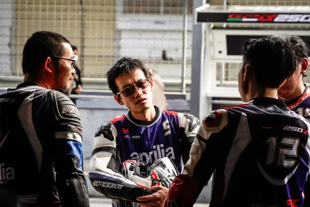 如何成为一名职业赛车手，怎么成为职业赛车手（原来普通人也可以成为专业车手）