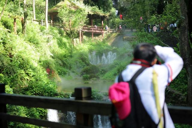 成都市青城山都江堰旅游景区，这个五一青城山-都江堰景区超火爆