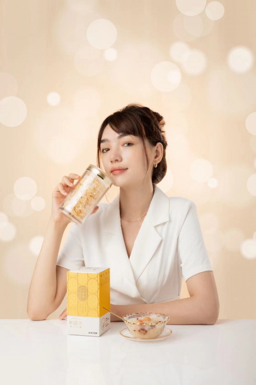 白木耳和银耳的区别，黑木耳和白木耳的区别（本草银耳和一般的银耳有什么区别）