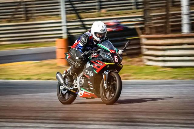 如何成为一名职业赛车手，怎么成为职业赛车手（原来普通人也可以成为专业车手）