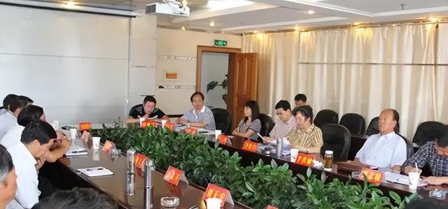 初中校长什么级别，学校校长什么级别（县高中校长属于公务员还是事业编）