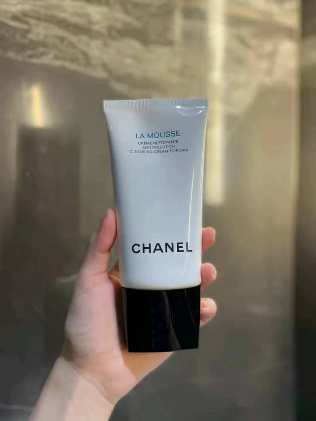 油性皮肤 洗面奶，油性皮肤洗面奶什么牌子好（盘点4款“大牌洗面奶”）