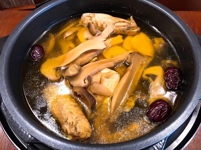 老母鸡怎么炖才能烂，怎样炖老母鸡能炖的烂一点（白醋是鸡肉的“克星”）