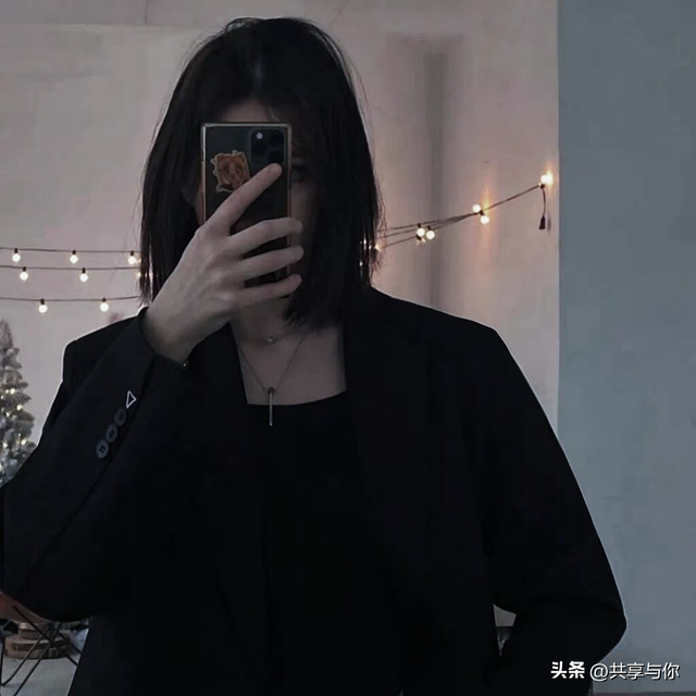 酷酷的图片女高冷，酷酷帅气的女生头像 一点点高冷呐微信（黑色系背影高冷霸气冷淡女生头像）