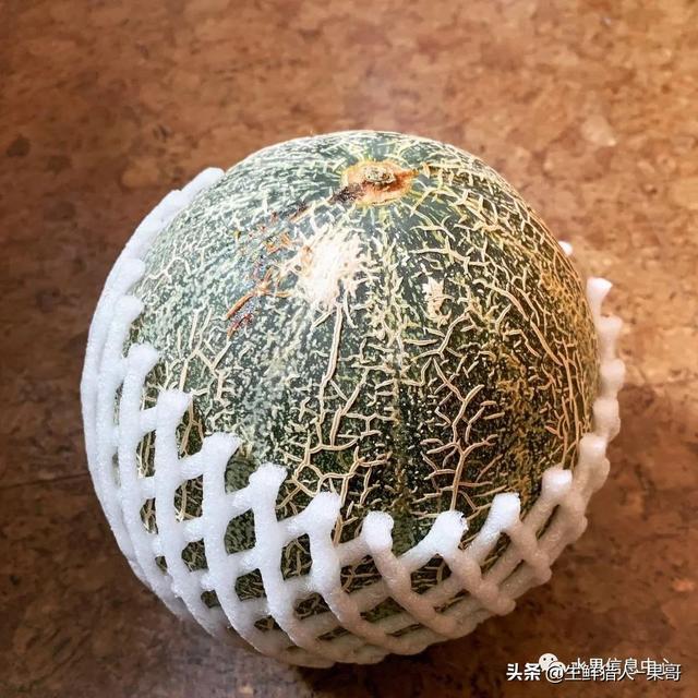 绿色的哈密瓜叫什么，绿色的哈密瓜叫什么名字（哈密瓜、蜜瓜、网纹瓜、香瓜、羊角蜜傻傻分不清）