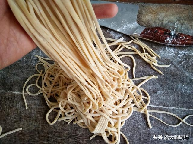 手擀面怎么做好吃，菠菜手擀面怎么做好吃（爽滑筋道营养高）