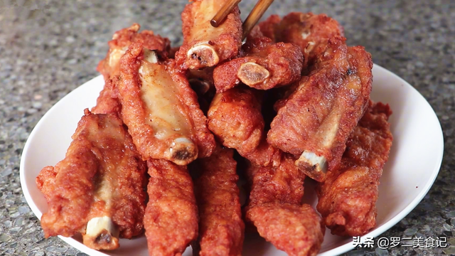 油炸排骨怎样才能外酥里嫩，排骨怎么炸外酥里嫩（排骨这样做确实好吃）