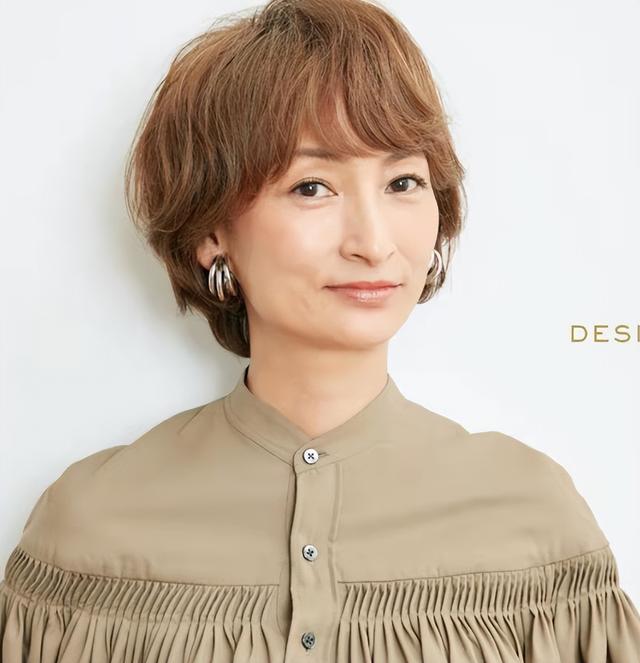 头发染白色怎么染，头发染白色怎么染好看（试试这3种颜色、5款发型更减龄）