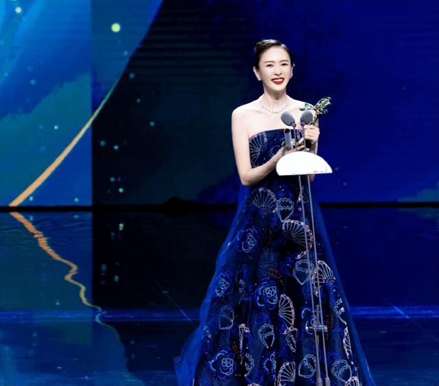 李庚希在哪上大学，李庚希哪个大学毕业的（低情商边程北电第一,李庚希落榜没读大学,艺考后鲜肉小花命运如何）