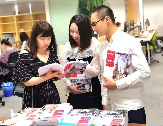 大学生毕业后不同专业“赚钱”排名，榜首意外，计算机专业很抢手