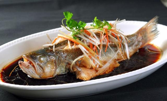蒸鱼豉油怎么用,蒸鱼豉油做什么菜可以用(清蒸鱼时,放花生油还是玉米
