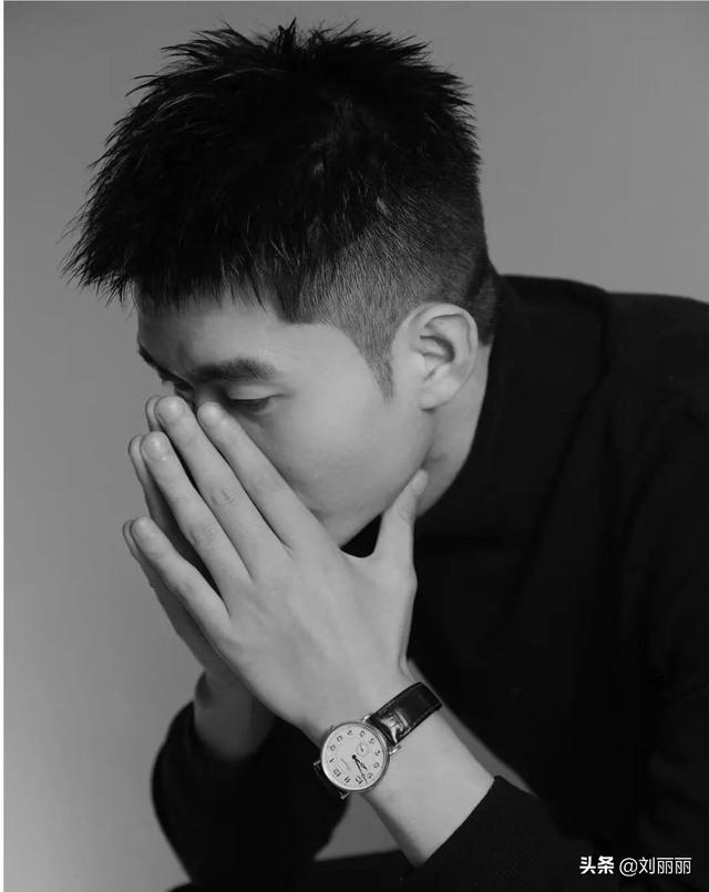 短头发怎么扎，两侧铲短pk男士碎发（短头发怎么扎起来）