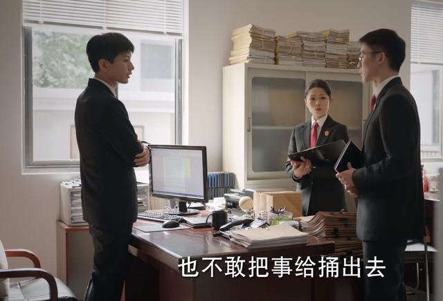 莫小贝 王莎莎，莫小贝素颜照（饰演女法官红唇配西装）