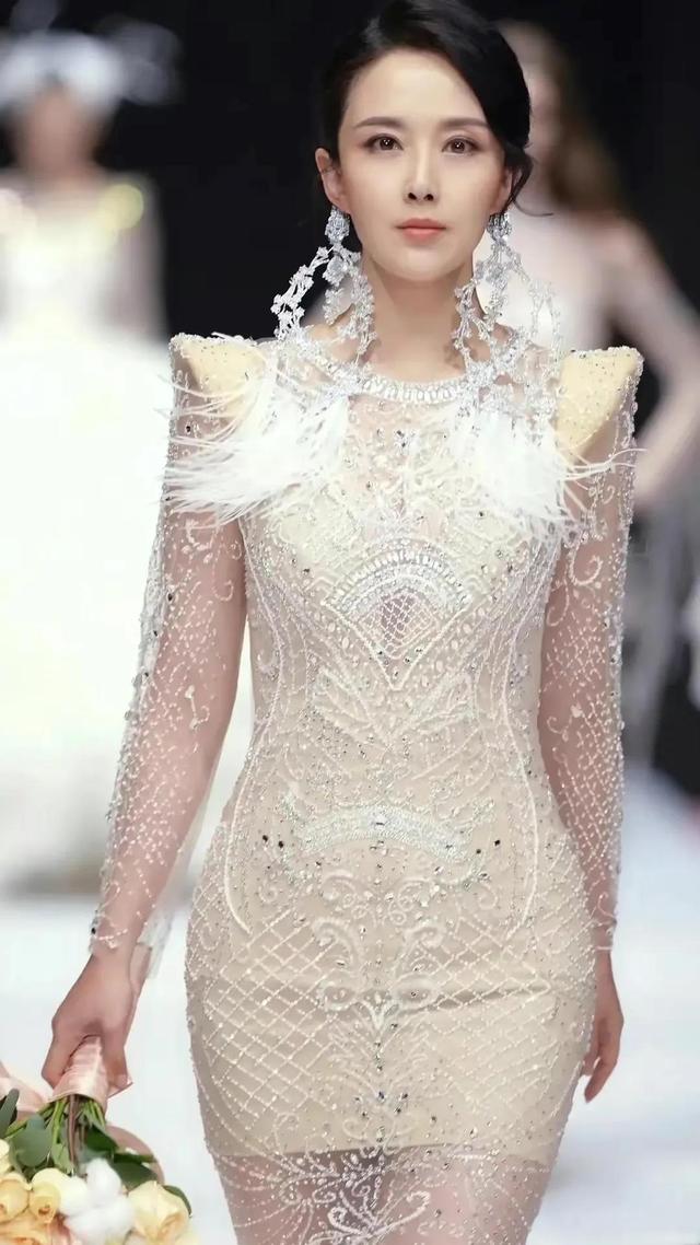 颜丹晨个人资料，颜丹晨个简介（颜丹晨，几张绝美照片）