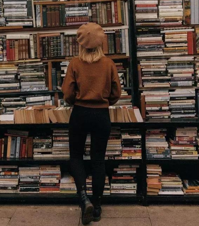 马丁靴怎么搭配，马丁靴配什么衣服好看（穿“马丁靴”搭什么裤子才好看）