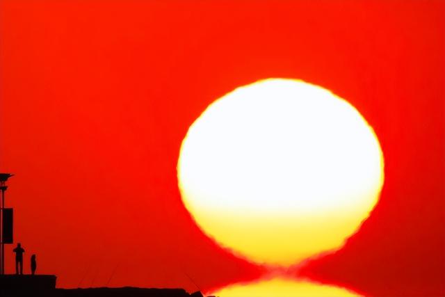 为什么月亮会发光，月亮为什么只在晚上发光（太阳为什么会发光）