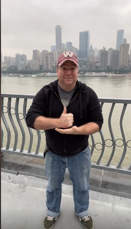 趴耳朵，娶了小12岁的中国媳妇（趴耳朵狗图片）