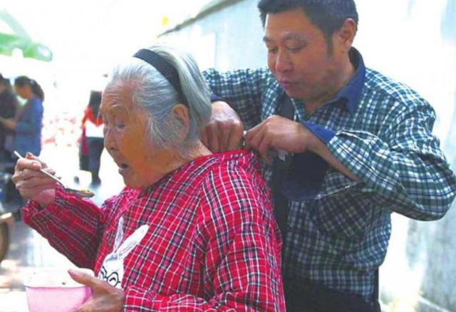 曾经在我眼前却又消失不见，曾经在我眼前却又消失不见歌词（“我会反复爱上你）