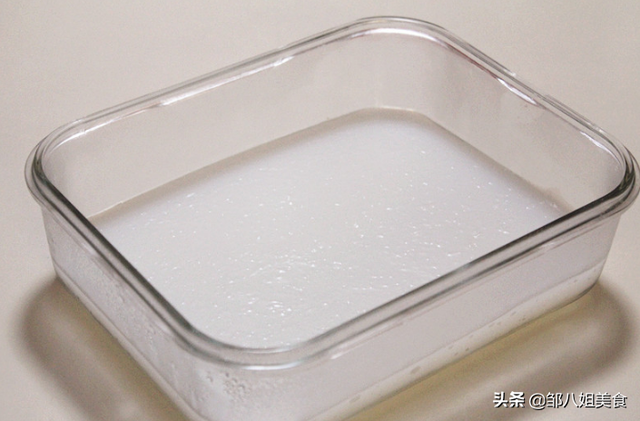 白凉粉是什么，白凉粉是什么原料做的有毒吗（一碗淀粉六碗水）