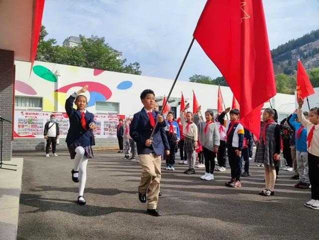 少先队员队徽的含义，少先队员的队旗和红领巾的含义是什么（这些少先队基础知识）