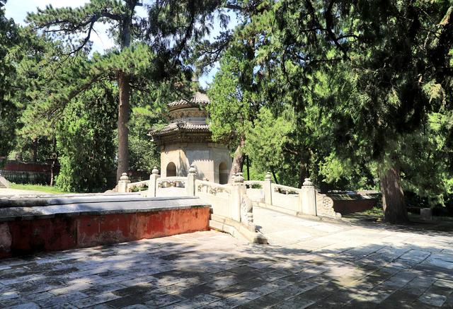 北京香山公园里面都有哪些寺庙，香山公园里面的寺庙（碧云寺金刚宝座塔）