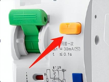 打雷时能不能用电脑，打雷能不能玩电脑（雨天用电特别提醒）