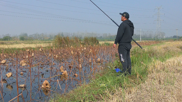 春钓鲫鱼绝密技巧，春钓鲫鱼切勿到了水边就开钓