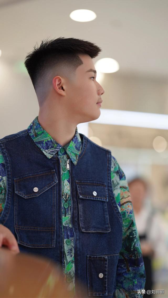 男生发际线高适合什么发型，发际线高适合什么头发（超帅的男士发型）