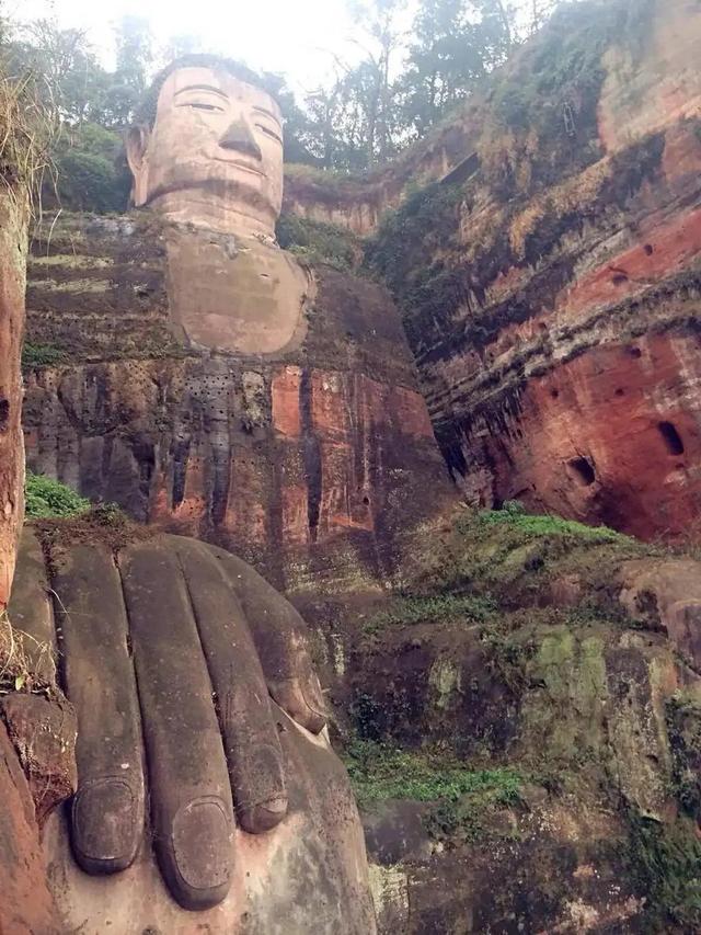 峨眉山乐山大佛，怎样从峨眉山景区到乐山大佛景区（号称中国最大的悬崖石像）