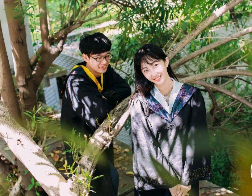 在学校谈恋爱（大学时谈恋爱）