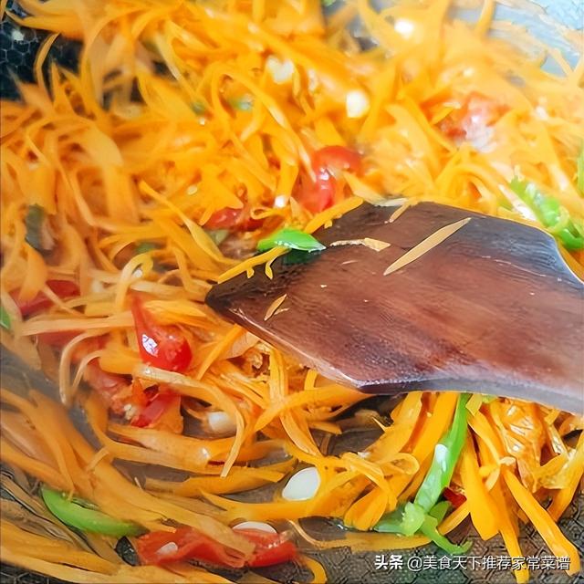 怎么炒卤肠，卤生肠怎么炒比较好吃（卤大肠炒胡萝卜丝）