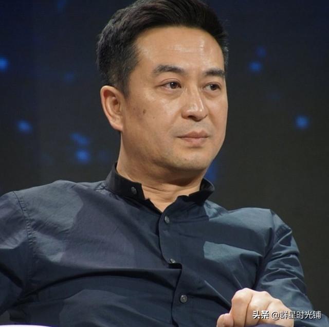 “娱乐圈劳模”张嘉译：40岁才走红，与王海燕的恩爱婚姻引人羡慕