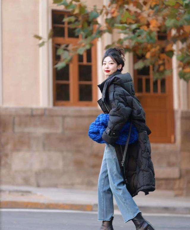 穿什么颜色的衣服最显白，穿衣服显白的几种颜色（今年羽绒服别穿黑色了）