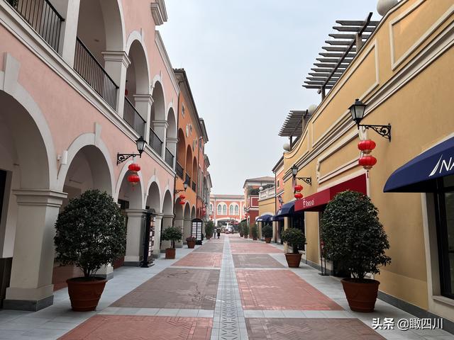 成都佛罗伦萨城在哪，市民拍摄“洋建筑”网红打卡地