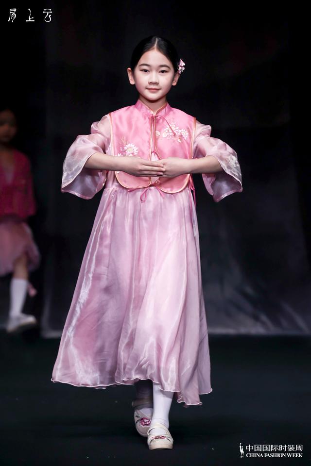 肩上的云歌词，肩上云系列在2023秋冬中国国际时装首秀