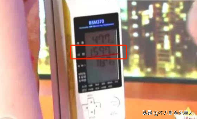 矮个女星谎报身高，穿高跷、垫木板、踩箱子，一拍戏就原形毕露