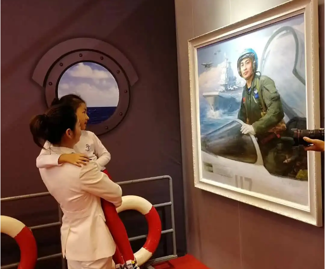 飞行员张超：为挽救舰载机牺牲后，妻子被特招入伍，已成海军上尉