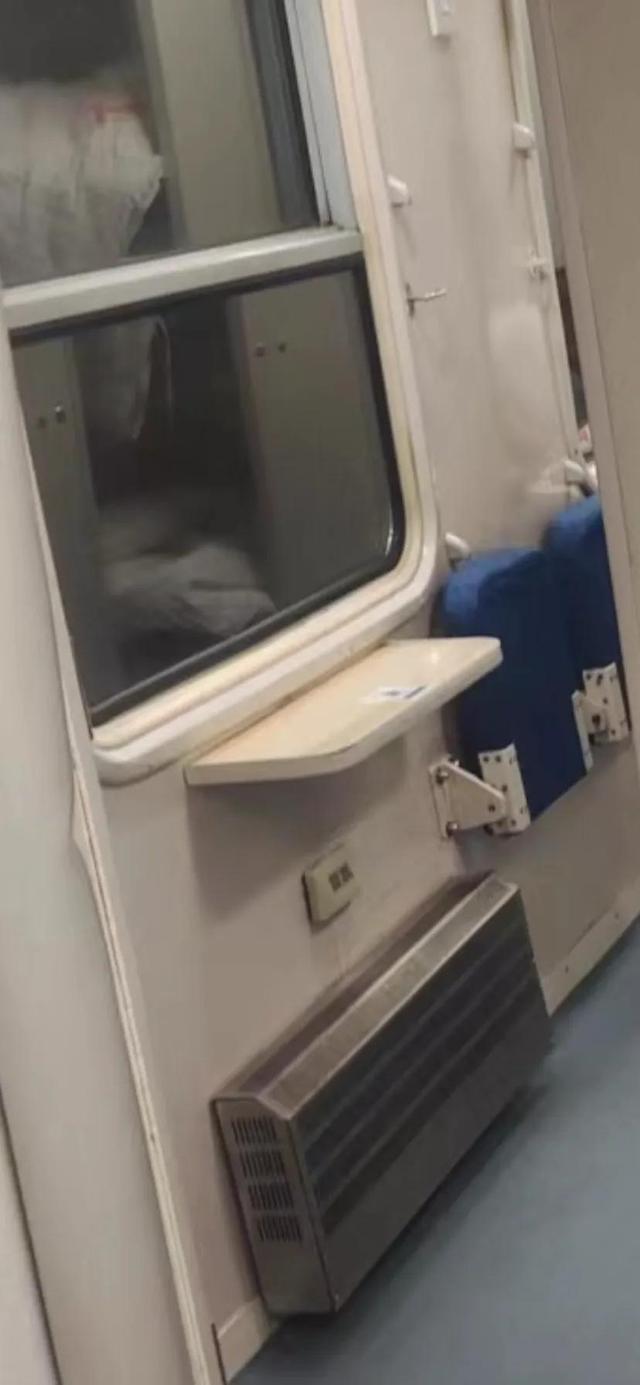火车卧铺可以充电吗，火车硬卧可以充电吗（坐火车千万带上充电宝）