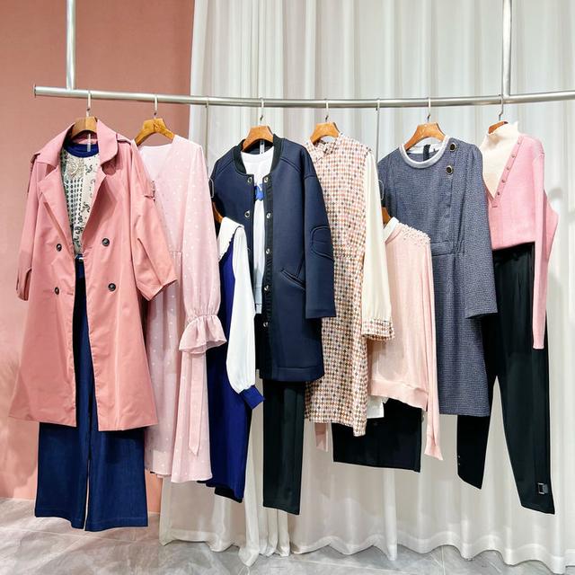 衣香丽影连衣裙，衣香丽影2022春款衬衫裙（女装品牌风衣外套桑蚕丝连衣裙上衣裤裙穿搭）