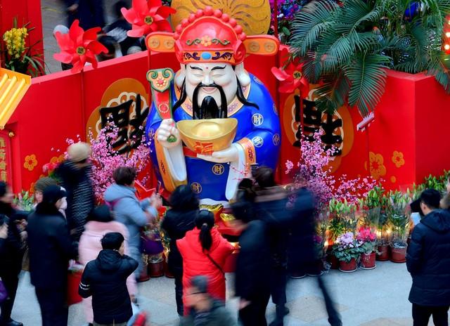 今天的财神方位是什么位置，今日财神方位在哪里（今年哪天接财神祭财神）