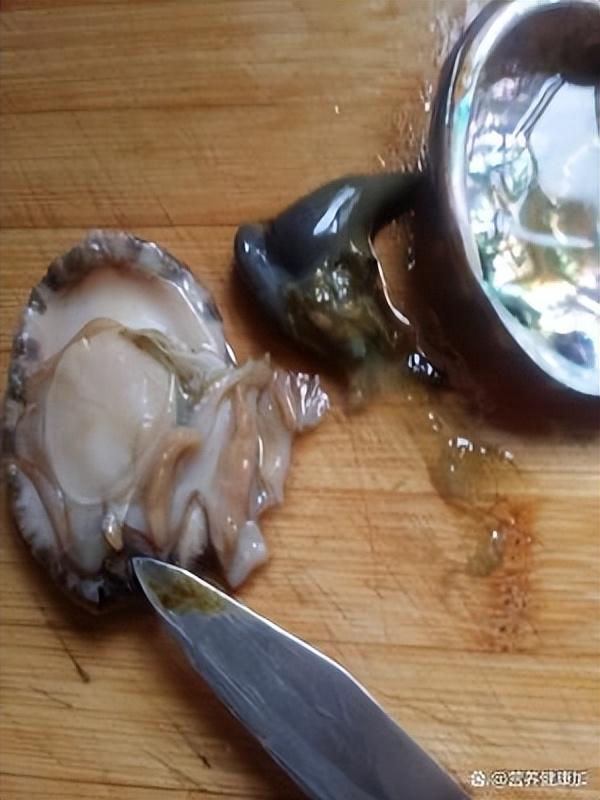 如何清洗鲍鱼内脏图解，如何清洗鲍鱼图解（两种鲍鱼处理详细教程哪个方法更顺手）