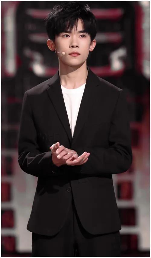 易烊千玺的真实年龄，易烊千玺14岁到17岁外貌变化（“谦逊低调”的易烊千玺）