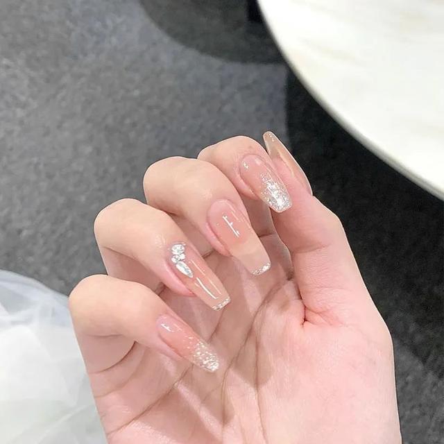 超级显白的基础款美甲，显白显嫩的美甲来一波儿~