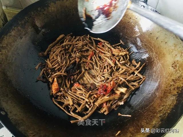茶树菇黄豆红烧肉，茶树菇土豆烧肉的做法（嚼在嘴里全是肉香）