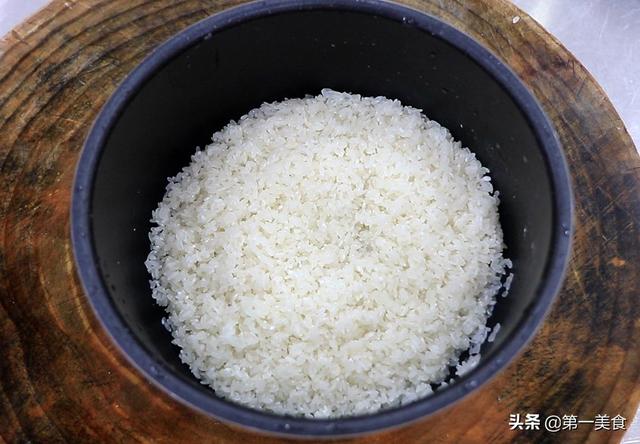 自热米饭怎么吃，如何吃自热米饭（简单几步就能上桌）